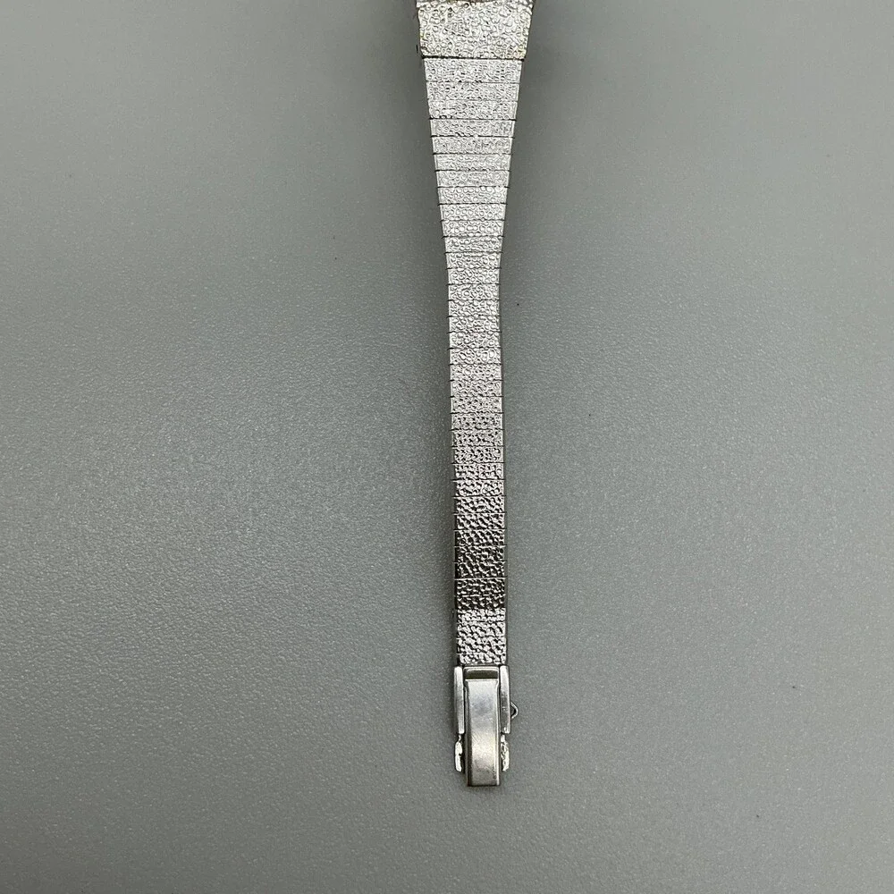Vintage Seiko Womens Watch 16mm Silver Tone 11-0459 Round Dial Manual Wind 6.75